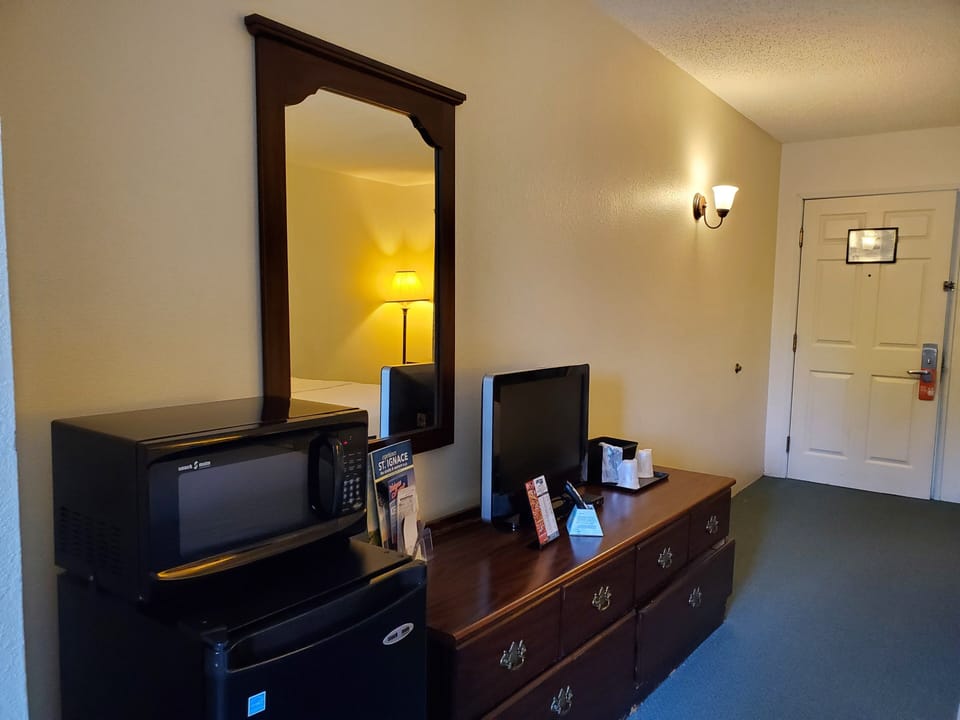 Standard Room, 2 Double Beds, Poolside | Room amenity