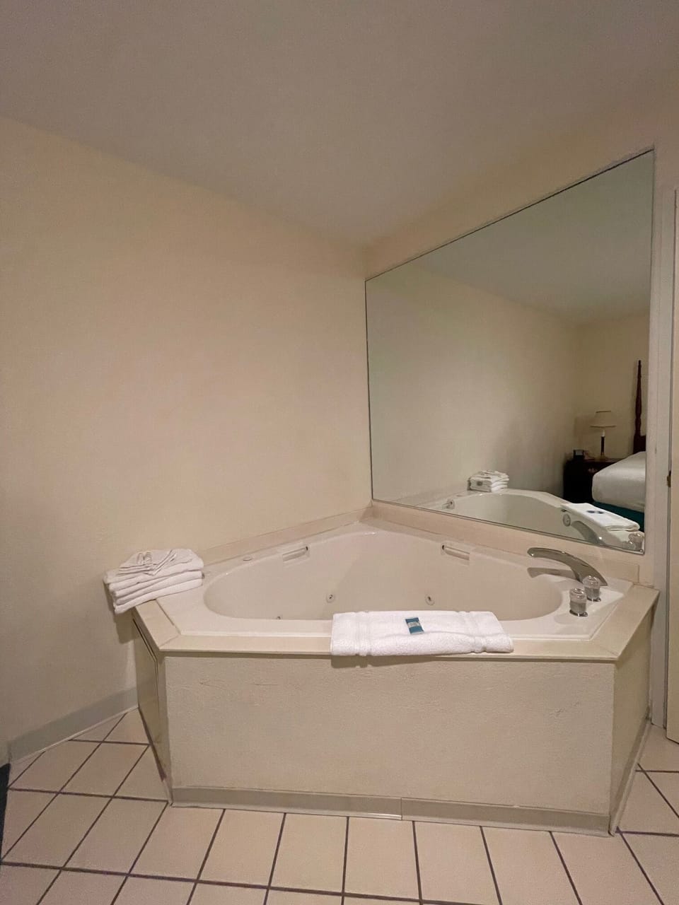Deluxe Suite, 1 King Bed with Sofa bed, Jetted Tub, Fireplace | Jetted tub
