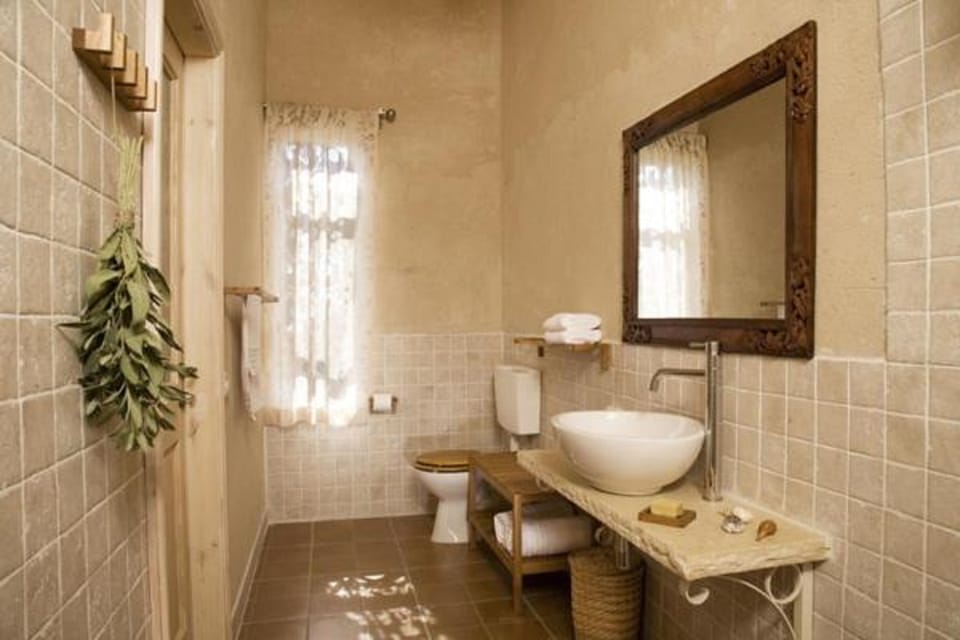 Suite, 1 Queen Bed, Non Smoking | Bathroom | Shower, free toiletries, bathrobes, towels
