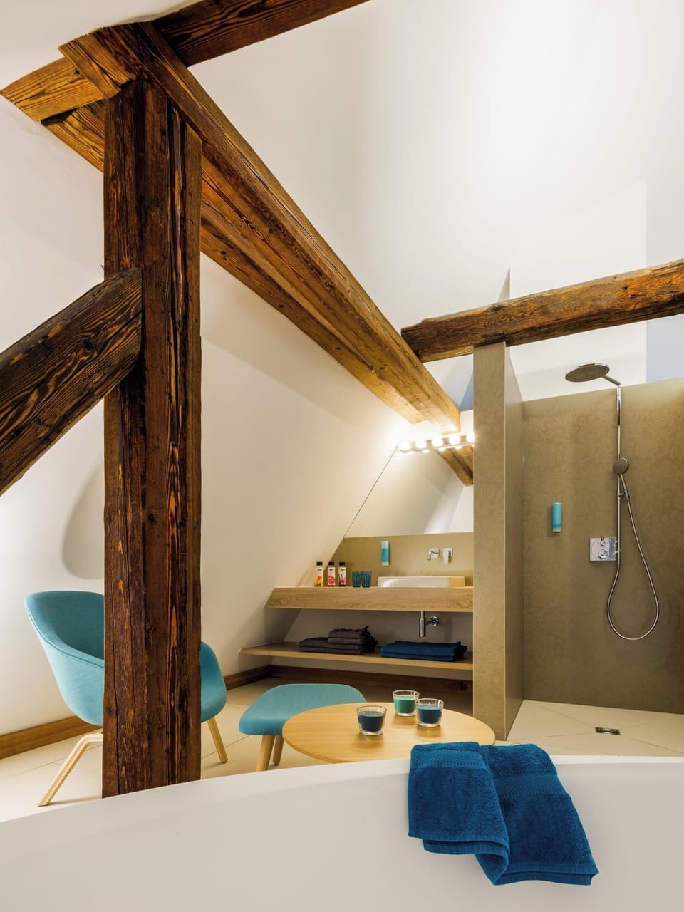 Deluxe-Studio Silva | Bathroom | Shower, free toiletries, hair dryer, towels