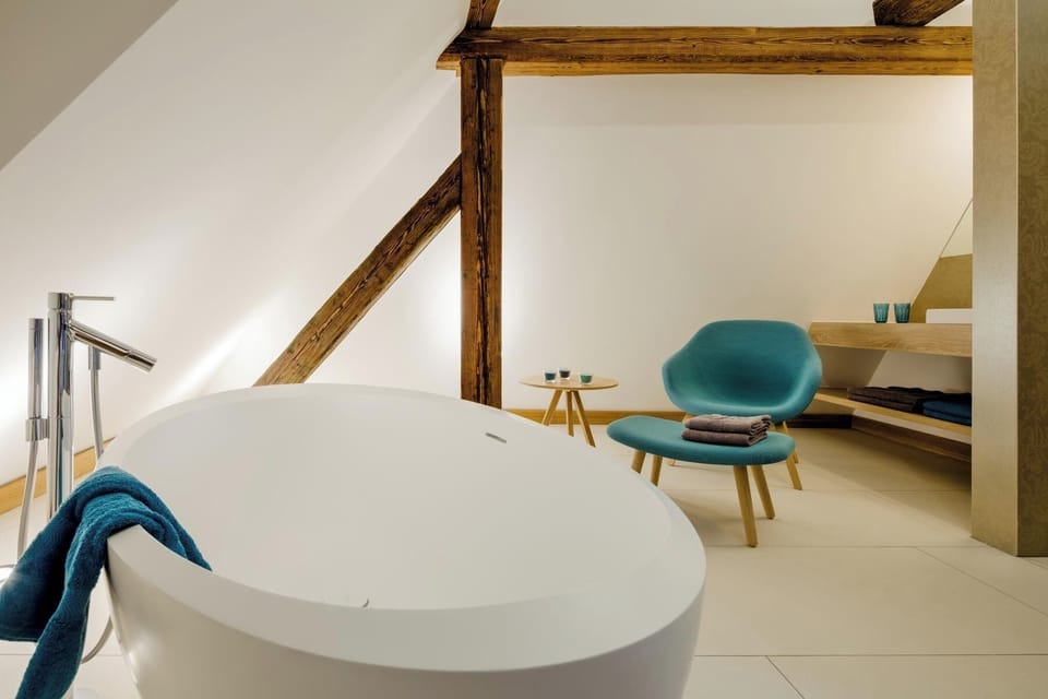 Deluxe-Studio Silva | Bathroom | Shower, free toiletries, hair dryer, towels