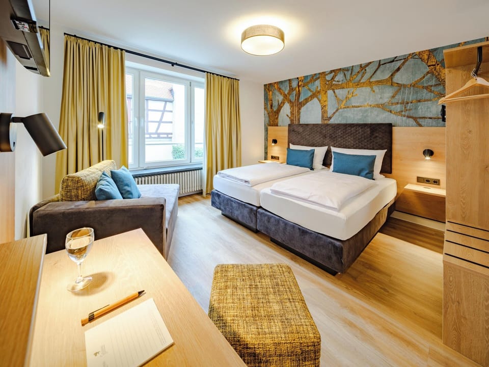 Cosy Double | In-room safe, desk, laptop workspace, WiFi (free)