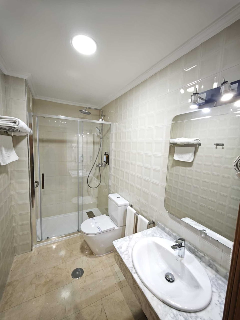 Combined shower/tub, free toiletries, hair dryer, bidet