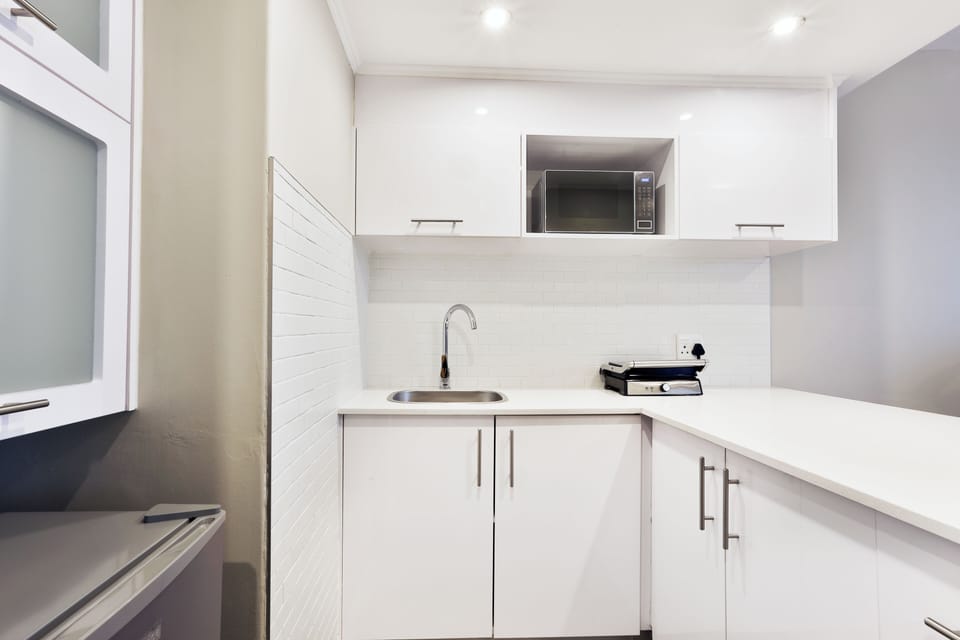 Standard Apartment | Private kitchen | Mini-fridge, microwave, coffee/tea maker, electric kettle