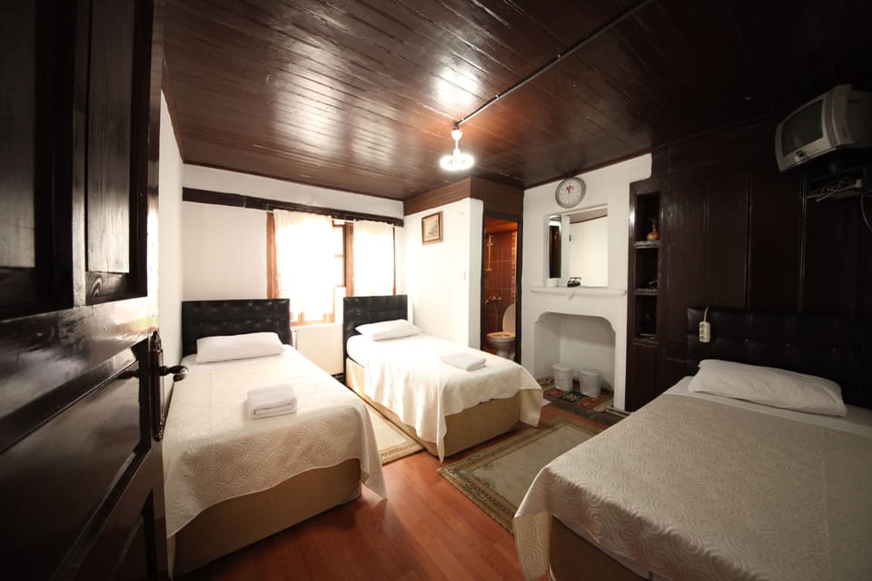 Triple Room | Desk, free WiFi, bed sheets