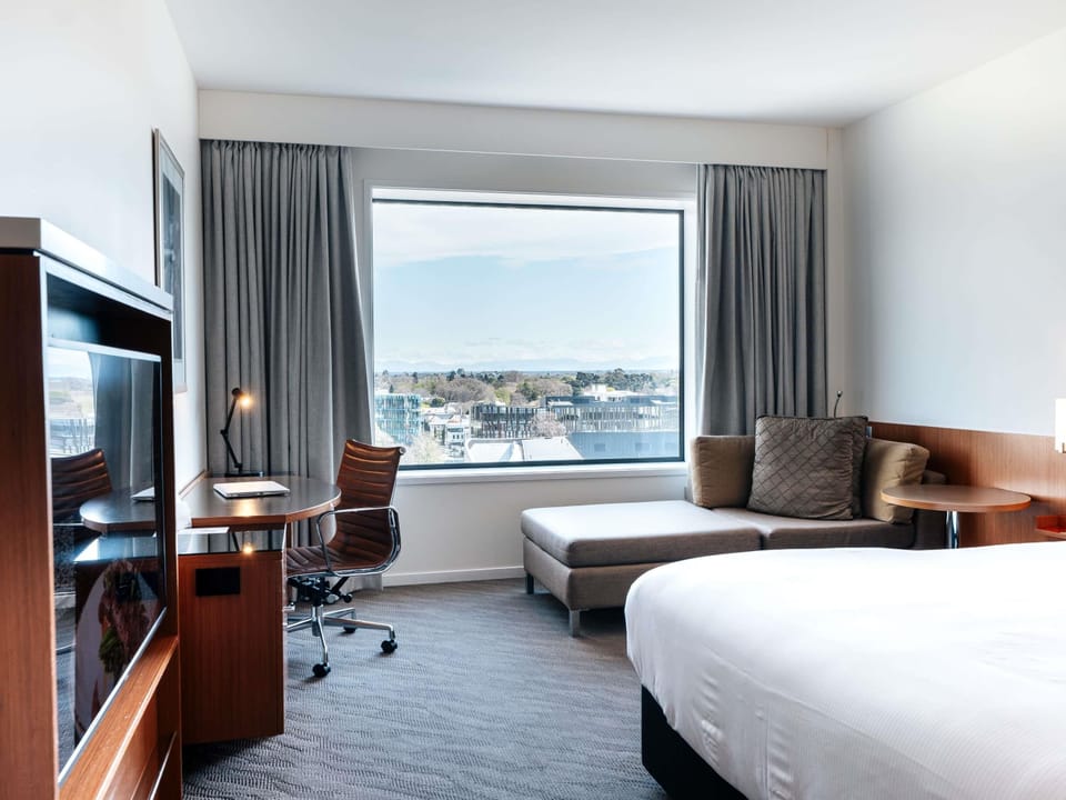 Superior Room, 1 King Bed | In-room safe, desk, laptop workspace, blackout drapes