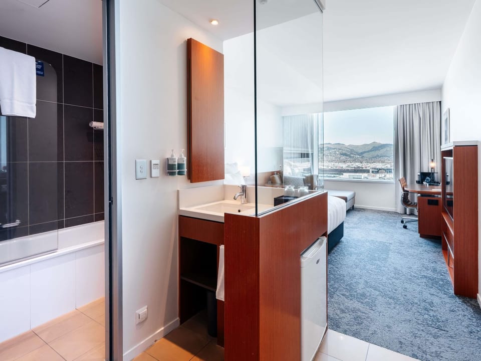 Executive Room, 1 King Bed | In-room safe, desk, laptop workspace, blackout drapes
