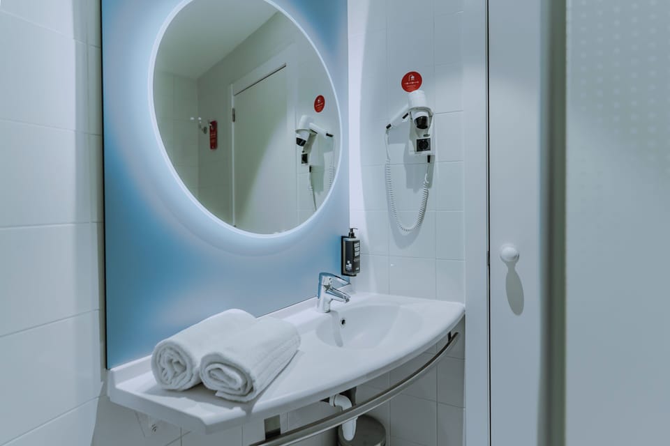 Combined shower/tub, eco-friendly toiletries, hair dryer, towels