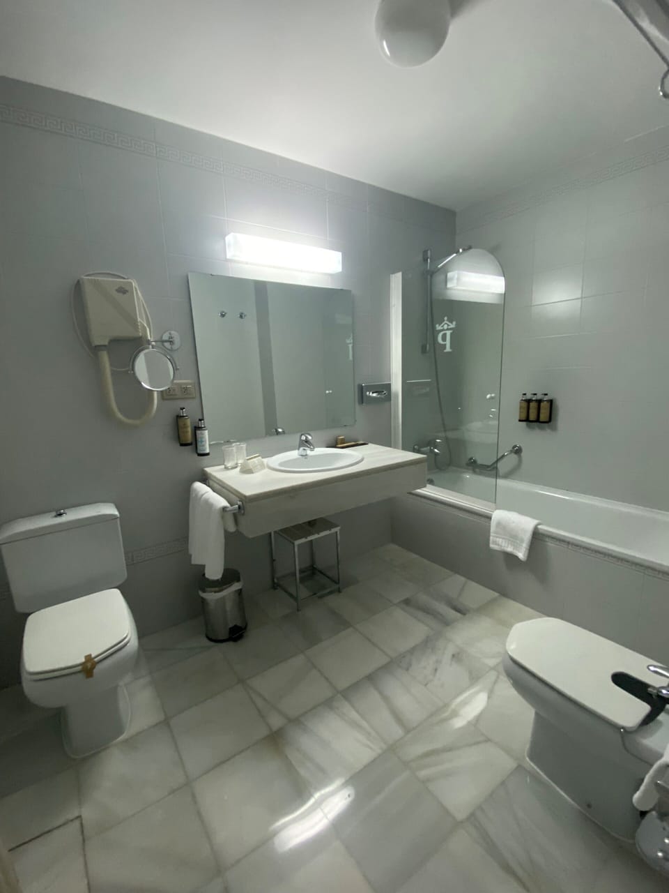Superior Double Room | Bathroom | Bathtub, free toiletries, hair dryer, towels