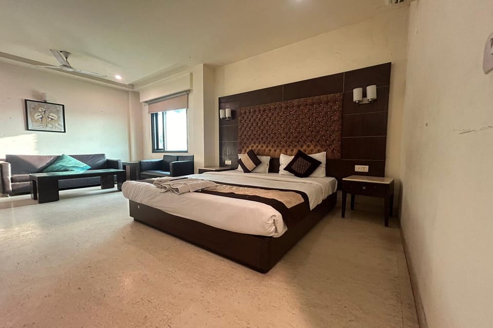 Deluxe Room | 1 bedroom, in-room safe, individually furnished, desk