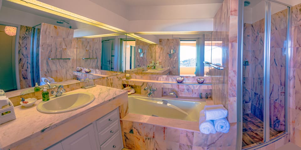 Suite, Balcony (Saint Clair) | Bathroom | Free toiletries, hair dryer, bathrobes, slippers