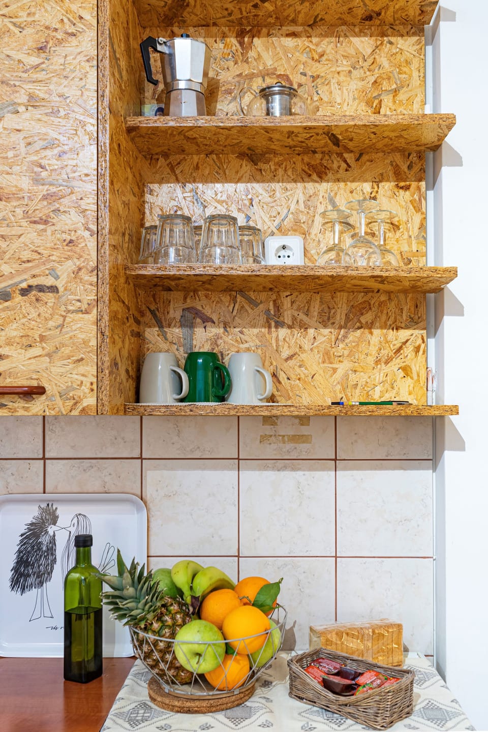 Fridge, oven, stovetop, coffee/tea maker