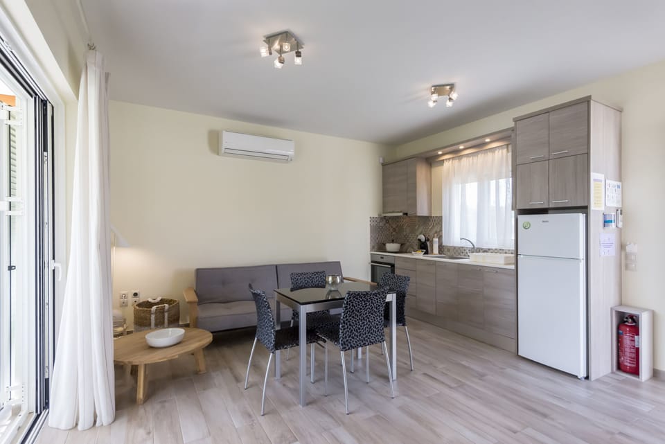 Apartment | Private kitchen | Full-size fridge, oven, stovetop, coffee/tea maker