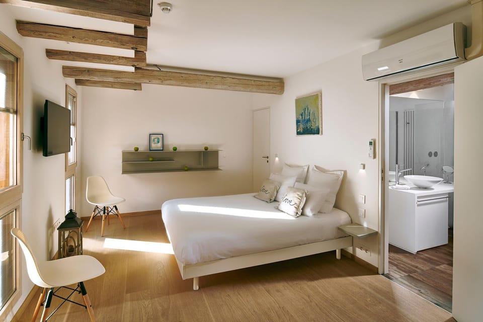 Superior Double Room | Minibar, in-room safe, individually furnished, desk