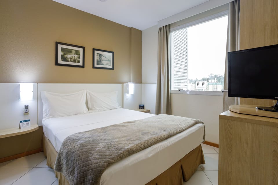 Superior Room | Minibar, in-room safe, desk, blackout drapes