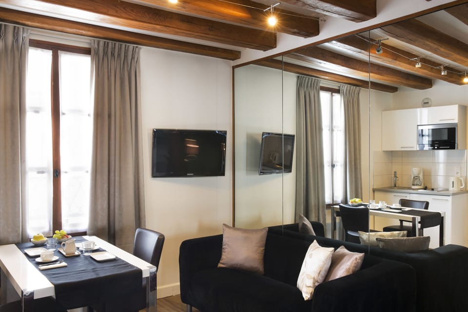 Family Room | Living area | Flat-screen TV