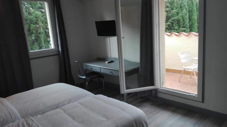 Desk, soundproofing, rollaway beds, free WiFi