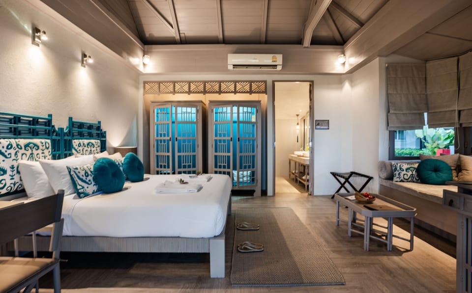 Deluxe Beach Front Bungalow | In-room safe, desk, soundproofing, free cribs/infant beds