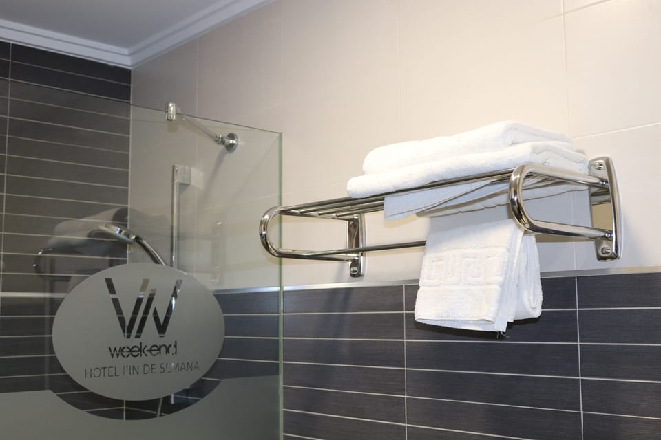 Standard Double Room (2 single beds or 1 queen size bed) | Bathroom shower