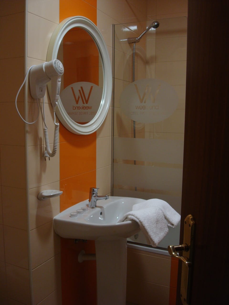 Combined shower/tub, deep soaking tub, free toiletries, hair dryer