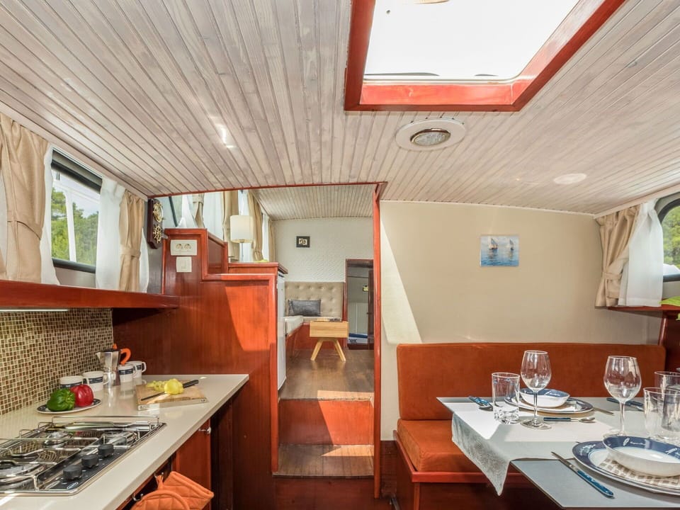 Property, Room, Building, Interior Design, Ceiling, Real Estate, House, Furniture, Architecture, Restaurant