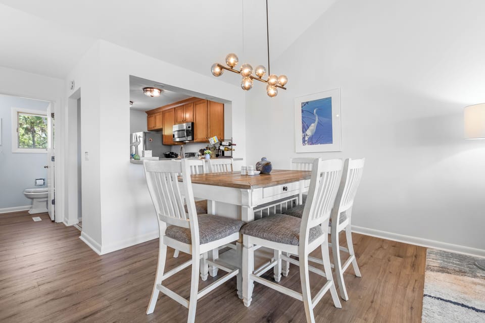Oversized Dining Room Table, with large padded seats Eating area is comfortable and light filled. Table seats 6or relaxing meals.