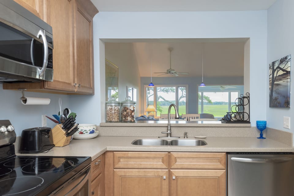 A cook's kitchen - with a view!
Keurig and regular drip coffee maker