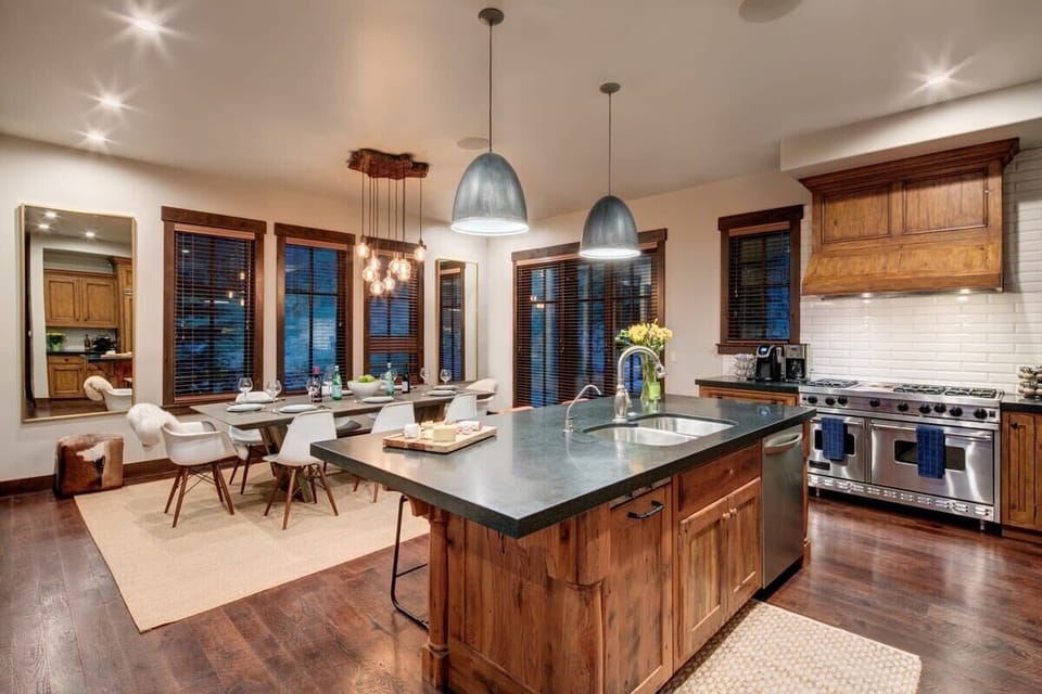 Gourmet kitchen with Viking range, breakfast bar, dining are