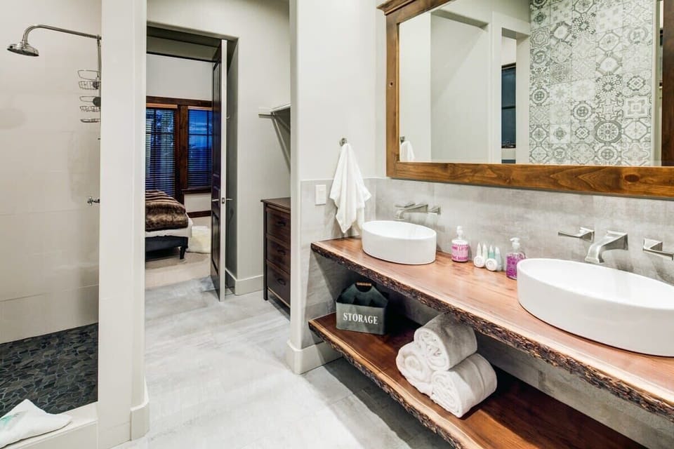 Full bath for bedrooms 3 and 4
