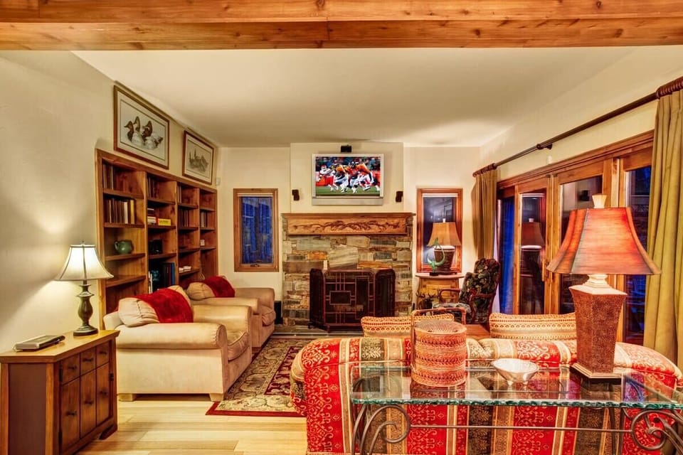 Living Room – plenty of comfortable seating, large flatscreen TV and fireplace.  The perfect place to unwind with friends/ family after a day on the slopes!