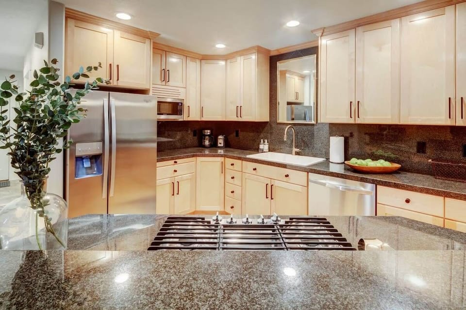  Dining: Bright, modern space perfect for culinary adventures