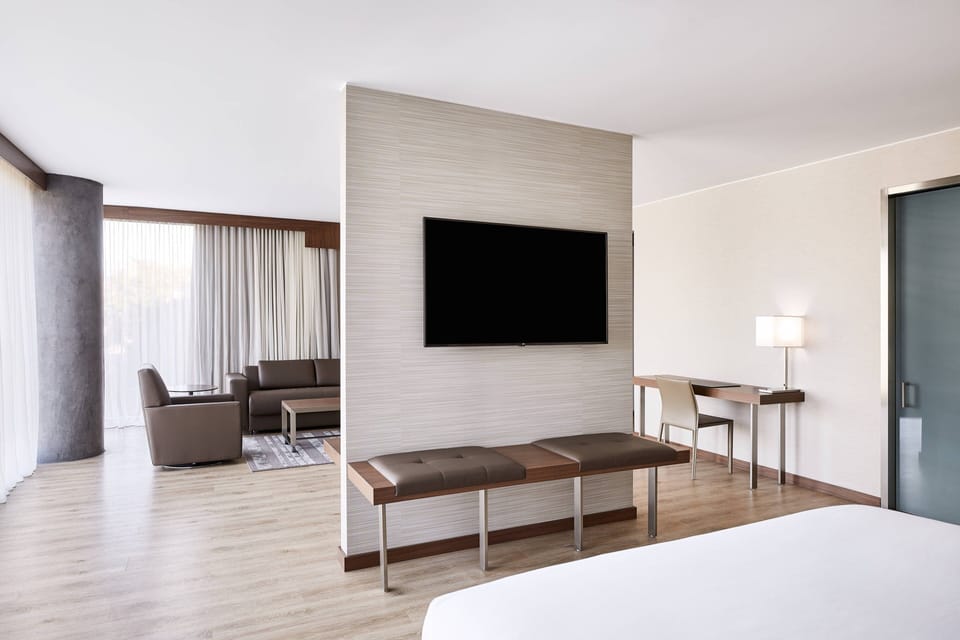 Pillowtop beds, in-room safe, desk, laptop workspace