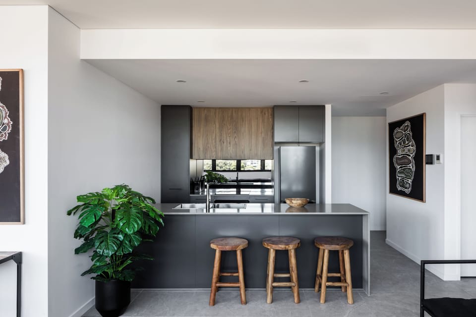 Full-size fridge, microwave, oven, stovetop