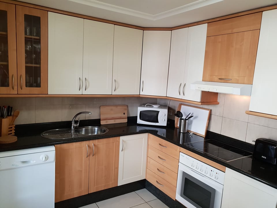 Fully equipped kitchen with oven, ceramic hob, microwave, toaster