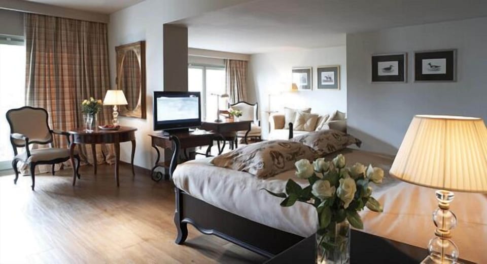 Executive Suite, Fireplace | Premium bedding, in-room safe, desk, blackout drapes