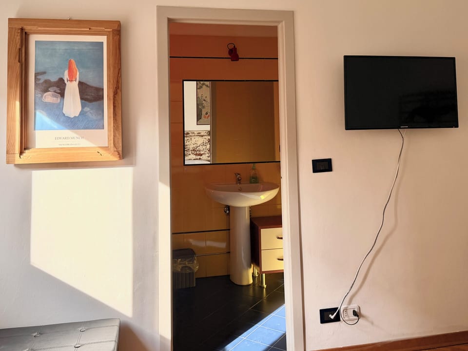 Standard Room, 1 King Bed, Private Bathroom | Bathroom | Shower, hair dryer, bidet, towels