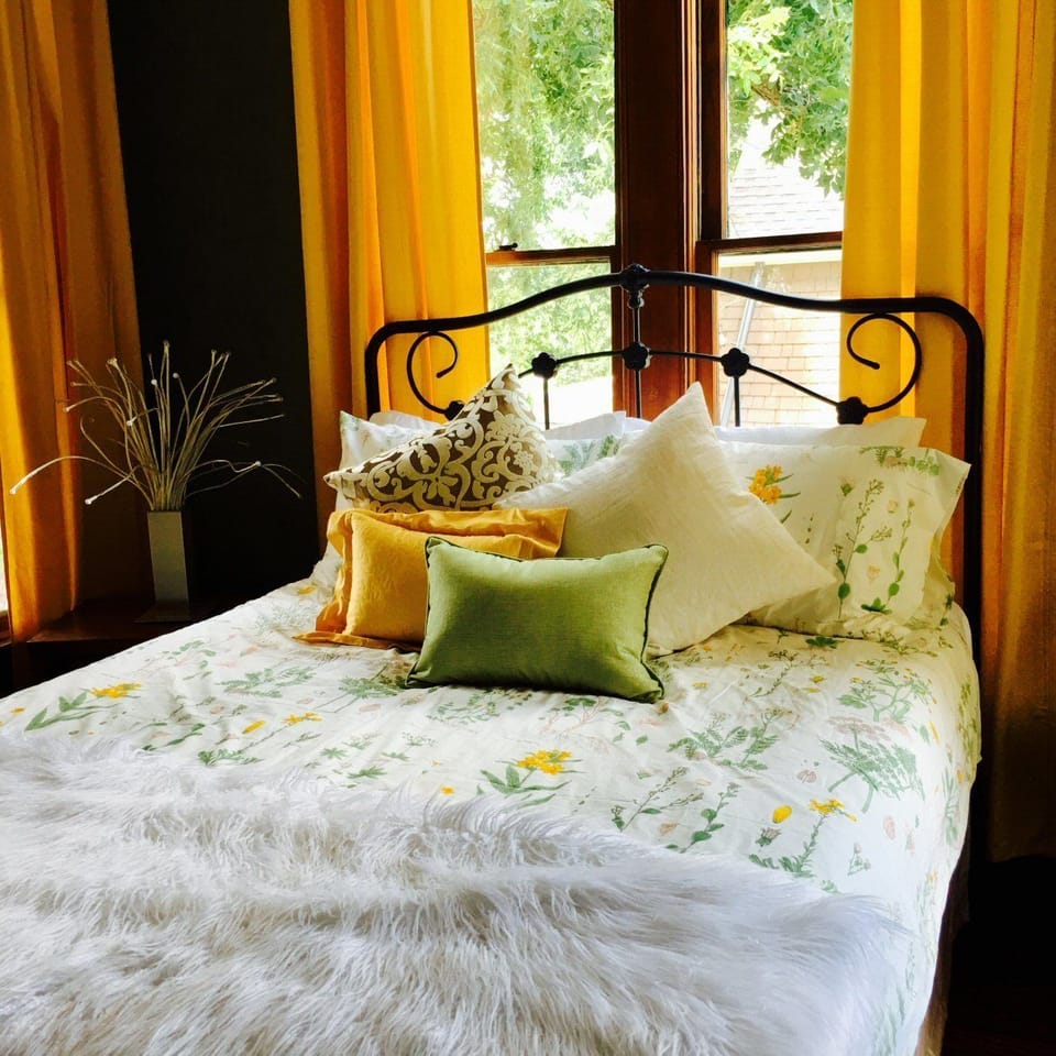 Treehouse | Premium bedding, iron/ironing board, WiFi (free), bed sheets