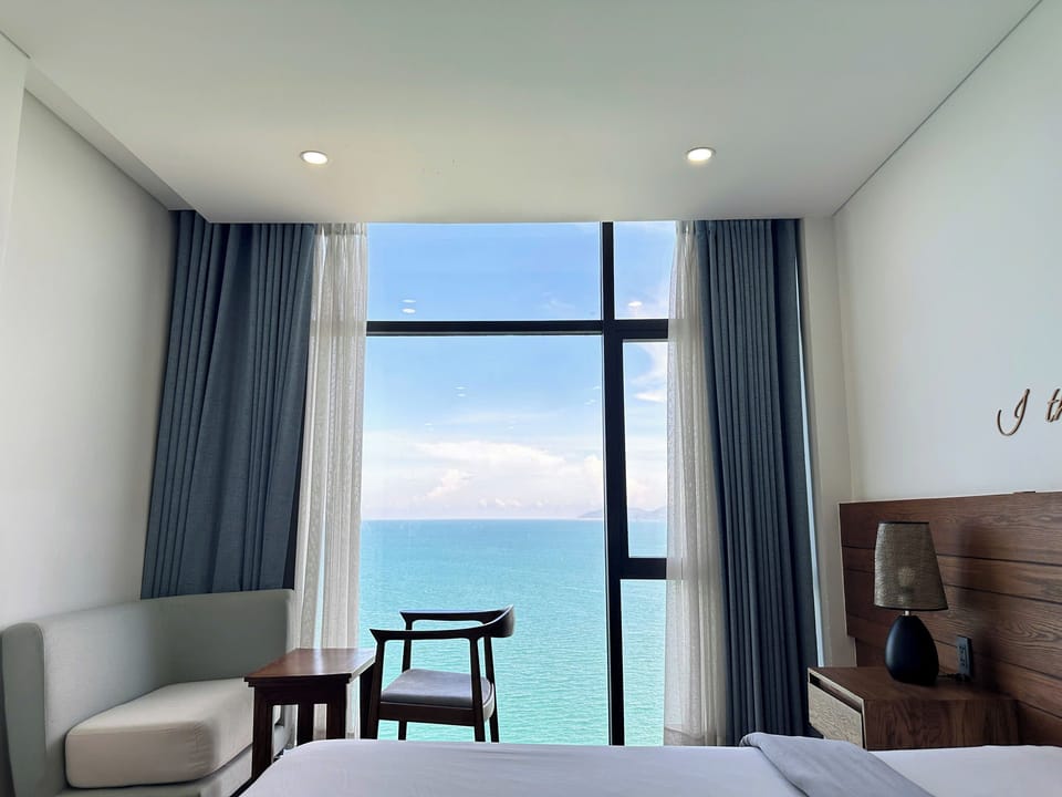 Deluxe Room, Ocean View | Premium bedding, minibar, in-room safe, desk