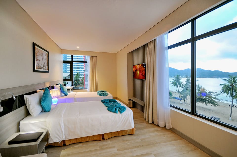 Senior Deluxe Room, Sea View | Minibar, in-room safe, desk, blackout drapes