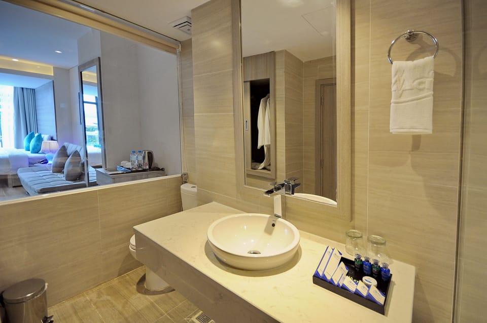 Deluxe Room, Sea View | Bathroom | Free toiletries, hair dryer, bathrobes, slippers