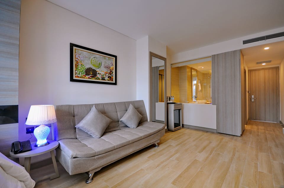 Deluxe Room, Sea View | Living area | 40-inch flat-screen TV with cable channels, TV
