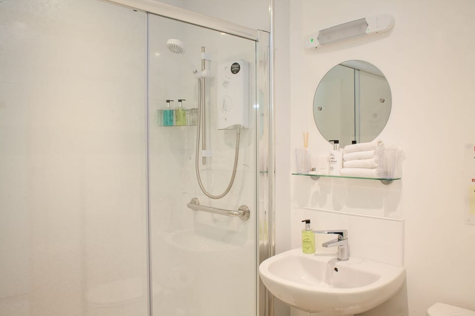 Family Room, Ensuite | Bathroom | Shower, towels