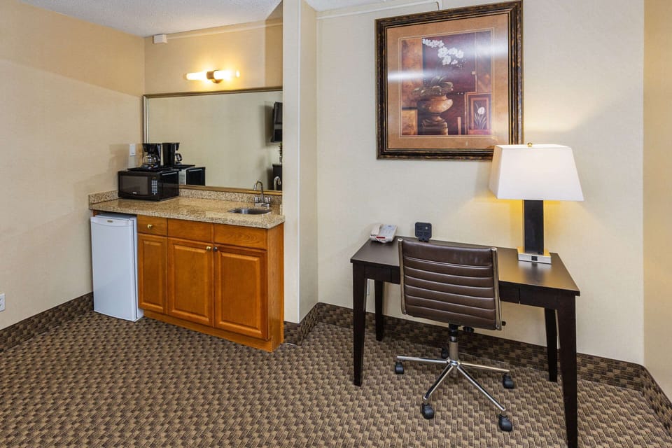 Suite, 1 Bedroom, Non Smoking, Hot Tub | Desk, blackout drapes, iron/ironing board, free cribs/infant beds