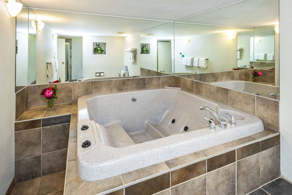 Suite, 1 Bedroom, Non Smoking, Hot Tub | Desk, blackout drapes, iron/ironing board, free cribs/infant beds
