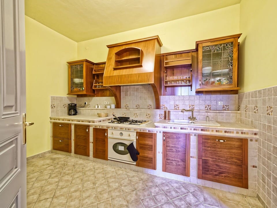 Room, Cabinetry, Furniture, Kitchen, Property, Countertop, Tile, Interior Design, Building, Floor