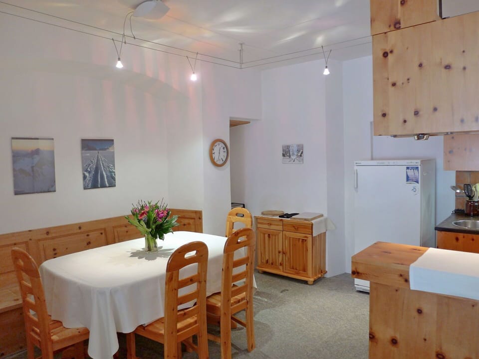Room, Property, Furniture, Building, Interior Design, Floor, Ceiling, House, Real Estate, Table