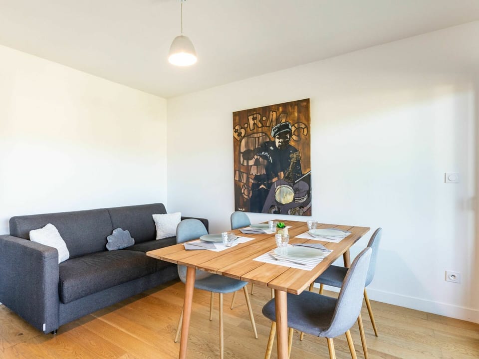 Table, Furniture, Property, Couch, Wood, Interior Design, Flooring, Floor, Living Room, Building