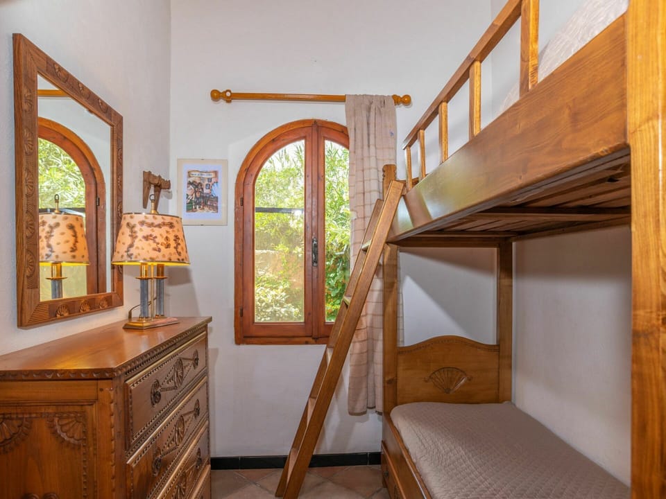 Property, Furniture, Cabinetry, Window, Building, Wood, Drawer, Interior Design, Picture Frame, Comfort
