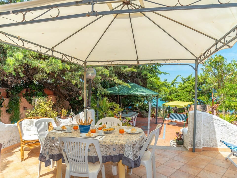 Table, Plant, Furniture, Property, Chair, Shade, Outdoor Table, Outdoor Furniture, Interior Design, Tree