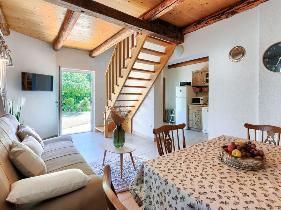 Table, Furniture, Property, Window, Building, Chair, Wood, Interior Design, Picture Frame, Floor